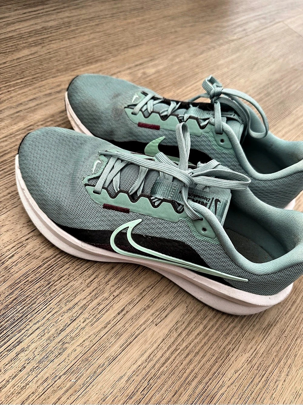Nike Downshifter 13 Athletic Shoes Green & White US 9.5